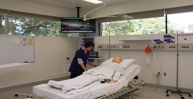 Sydney Adventist Hospital - Training with mannequin