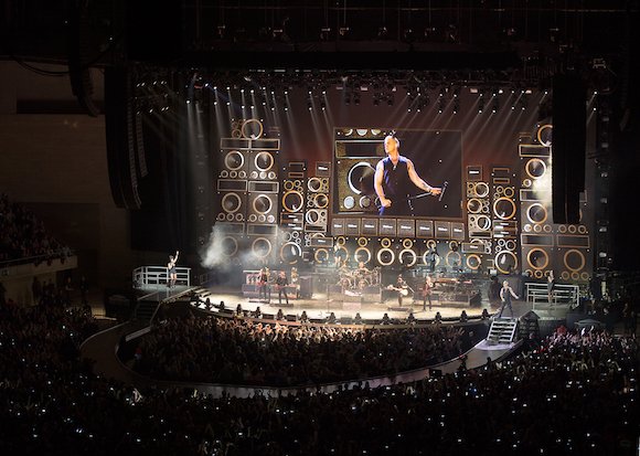 Robbie Williams Let Me Entertain You Tour 2015 (c) Farrell Music. Photograph by James Eppy 2